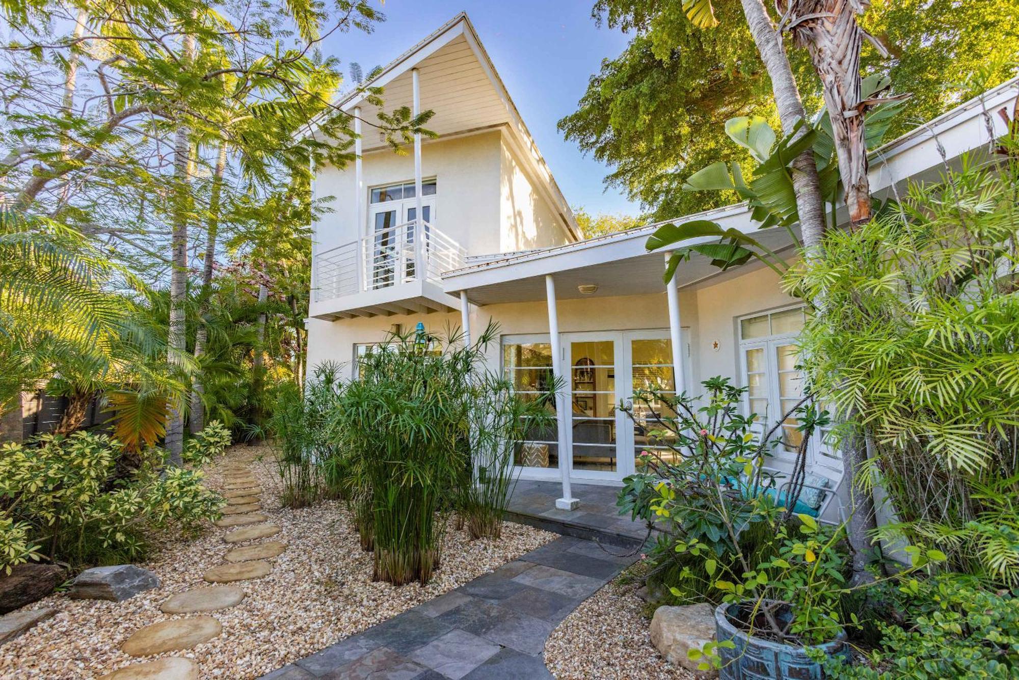 New Hidden Oasis- Waterfall Pool Close To Holiday home