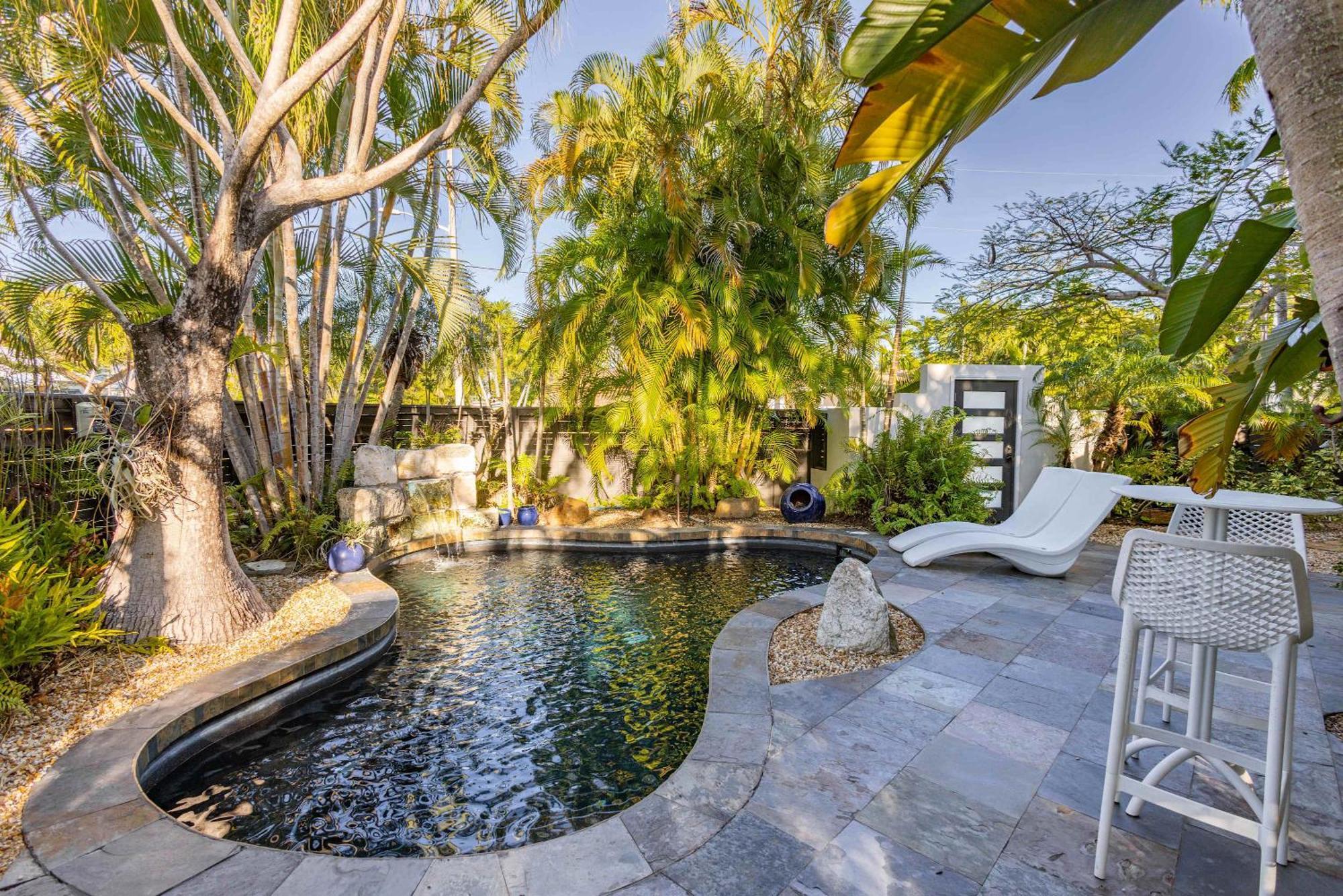 New Hidden Oasis- Waterfall Pool Close To Holiday home