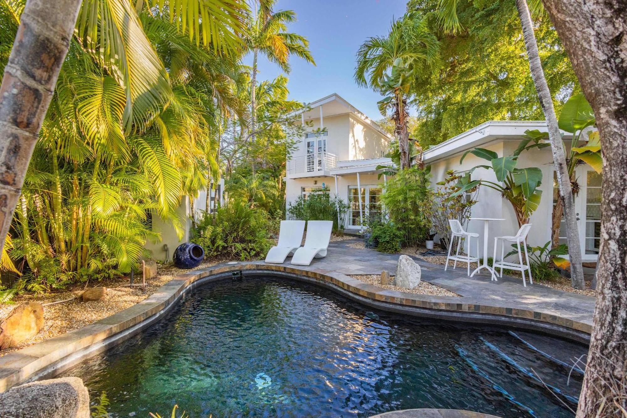 Holiday home New Hidden Oasis- Waterfall Pool Close To