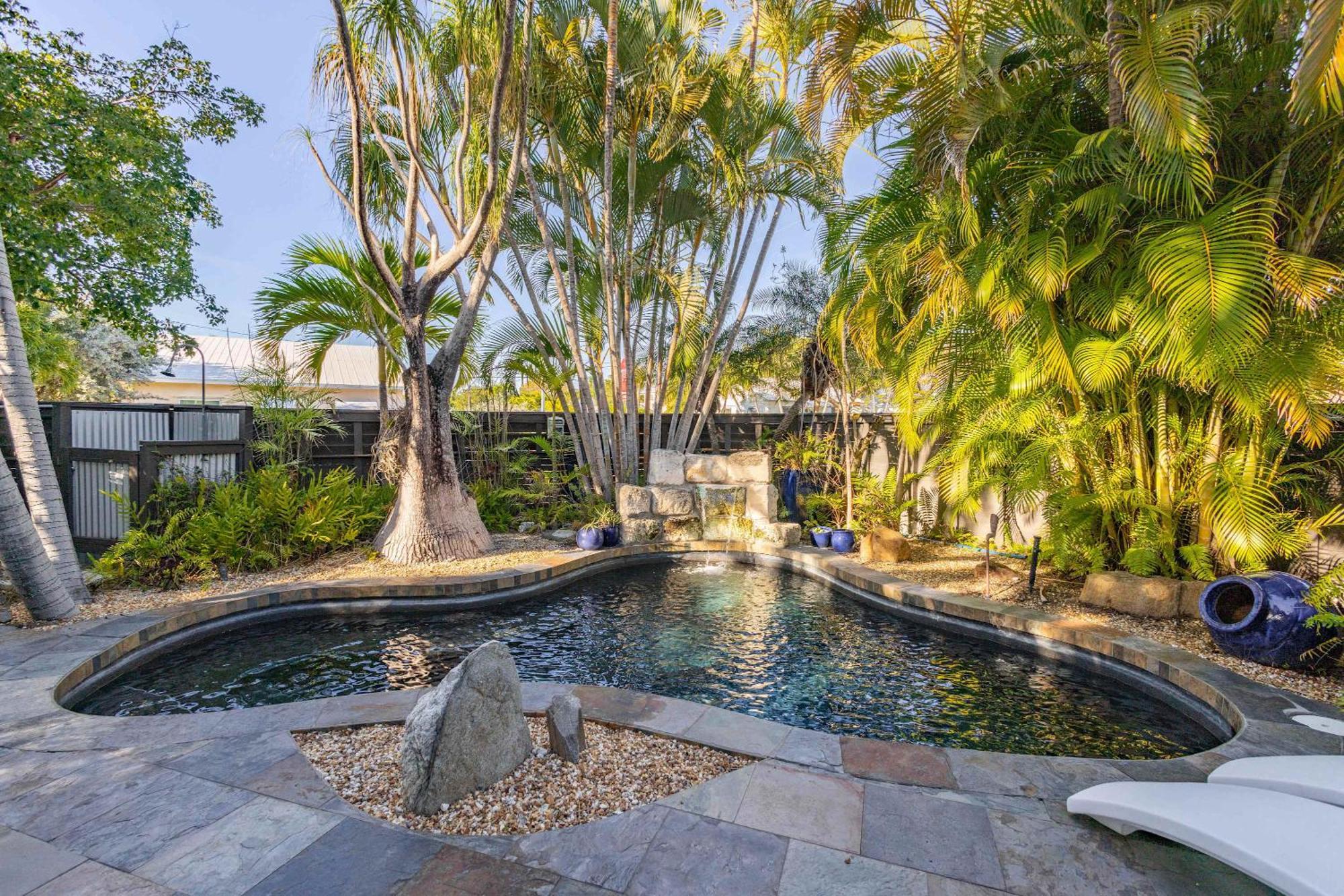 New Hidden Oasis- Waterfall Pool Close To Holiday home Key West