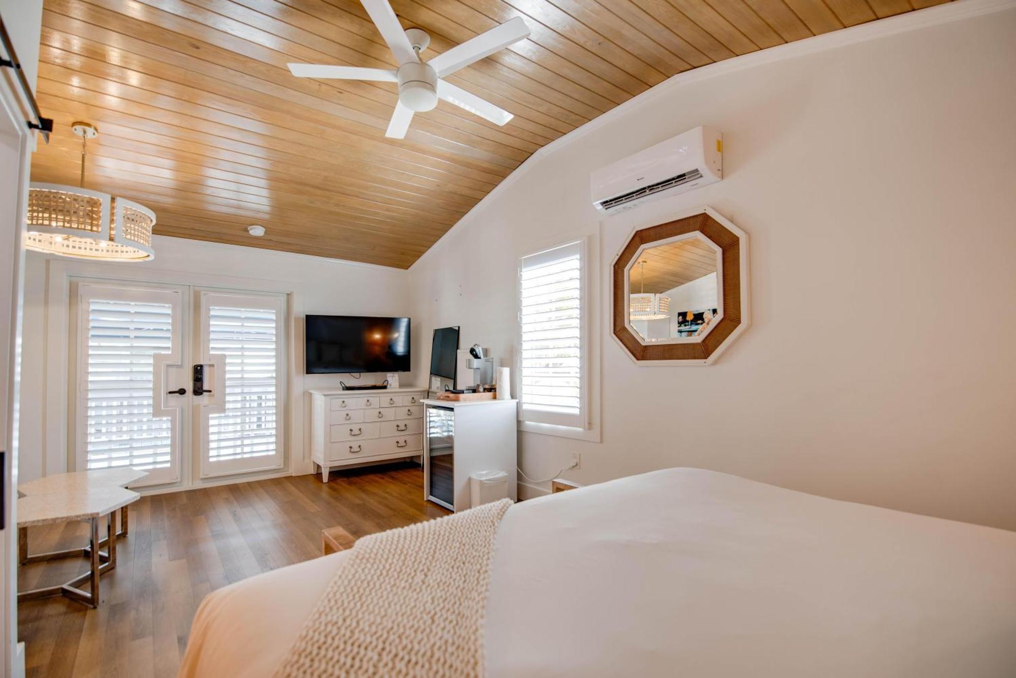 Custom House Inn All Apartment *