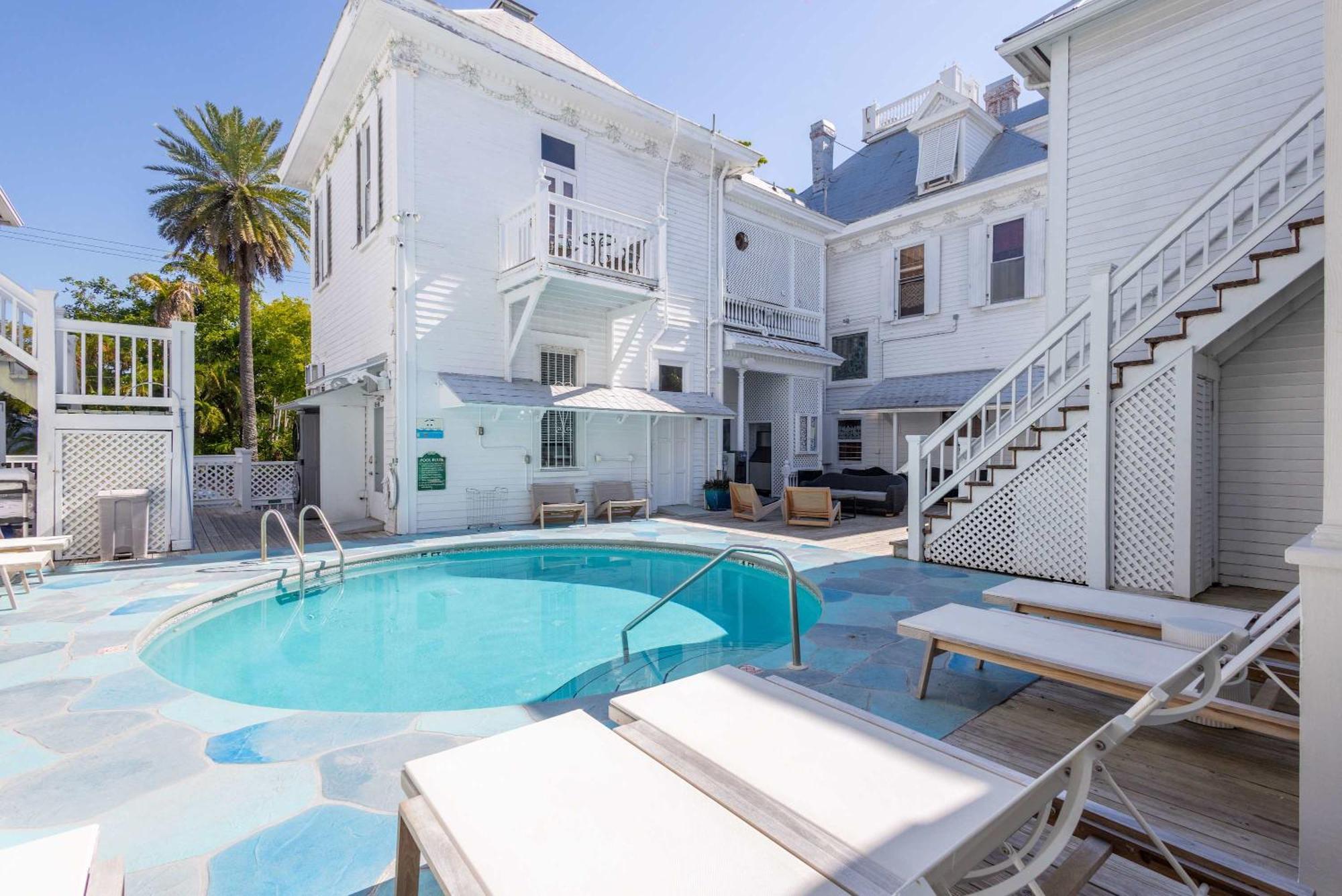 Classic King- Curry Mansion With Heated Pool!