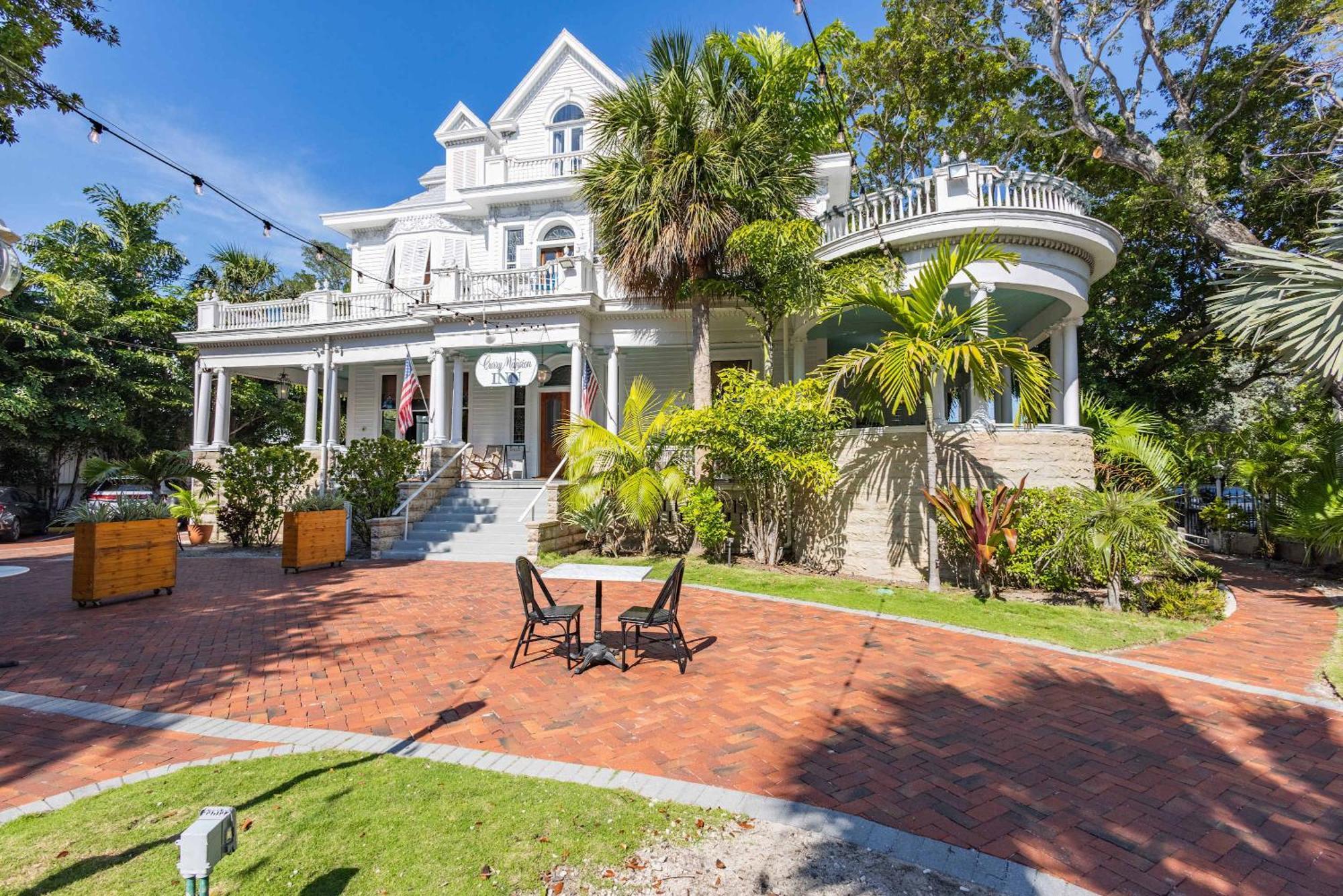 Inn Classic King- Curry Mansion With Heated Pool!