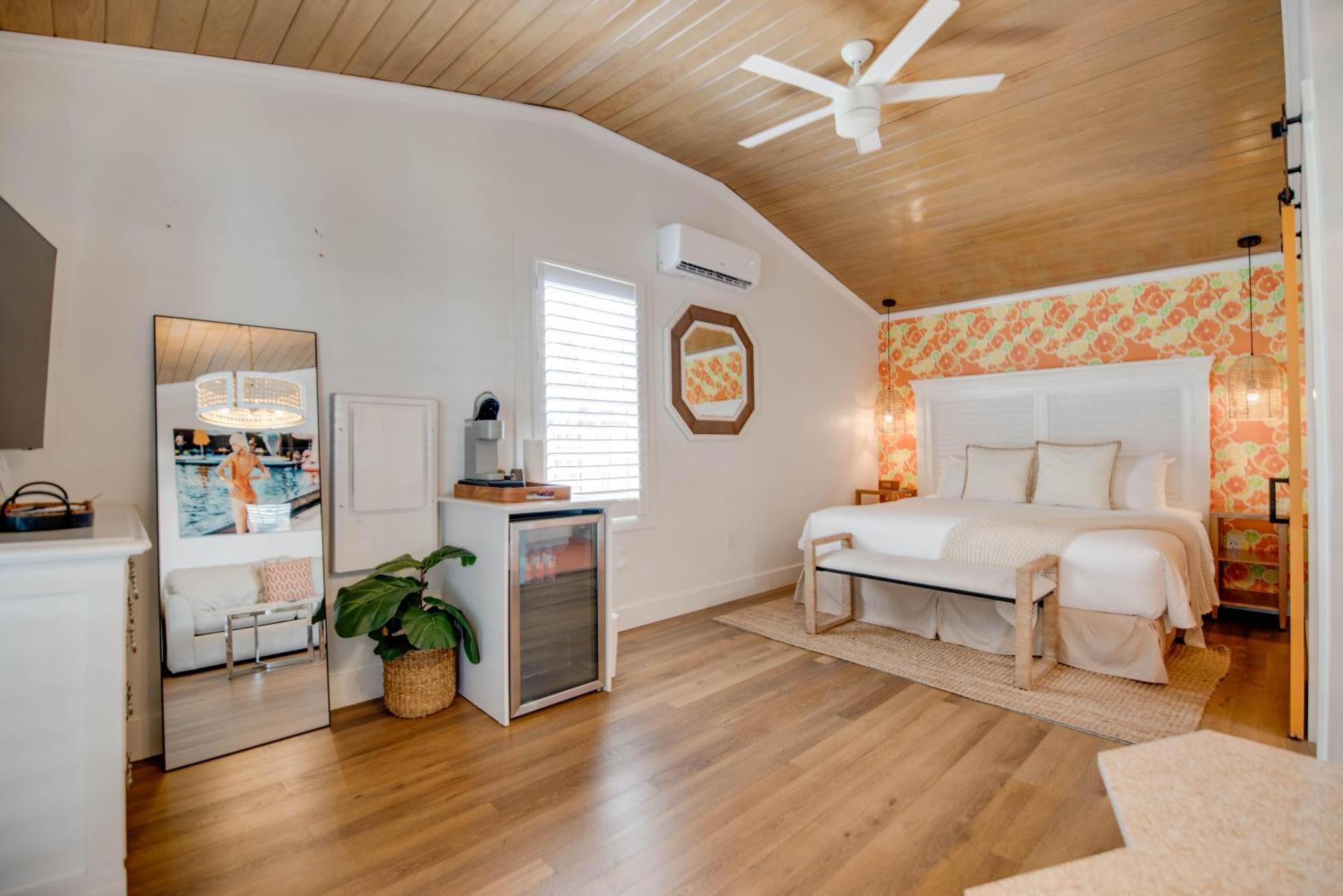 Feather Queen At Custom House Apartment *