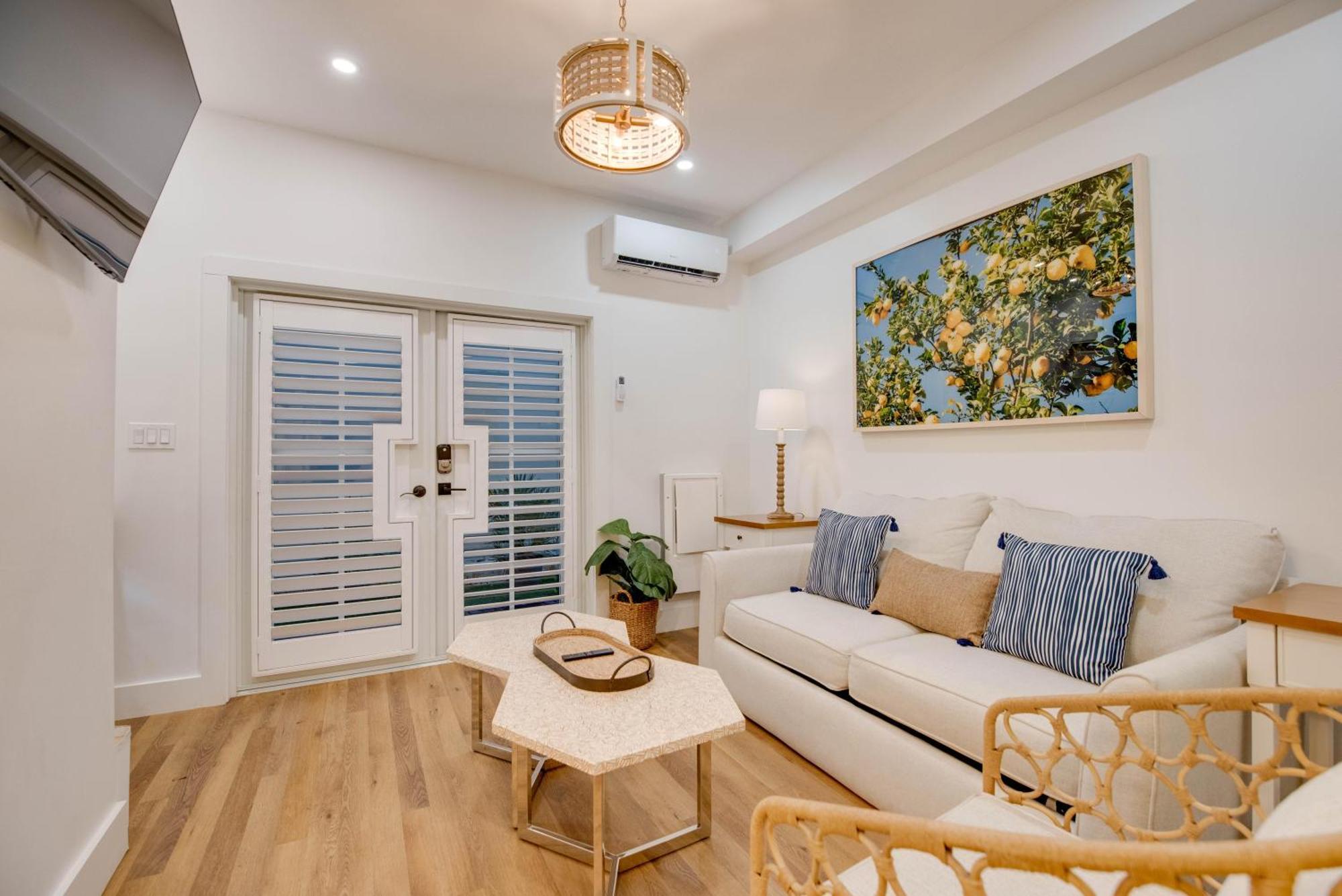 Sunshine State At Custom House Apartment *