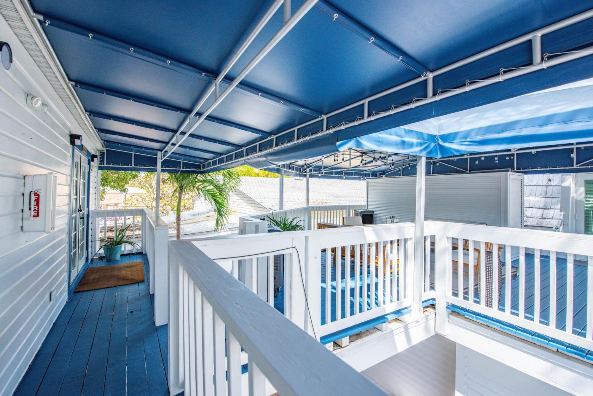 Apartment Chicken Run At Custom House Key West