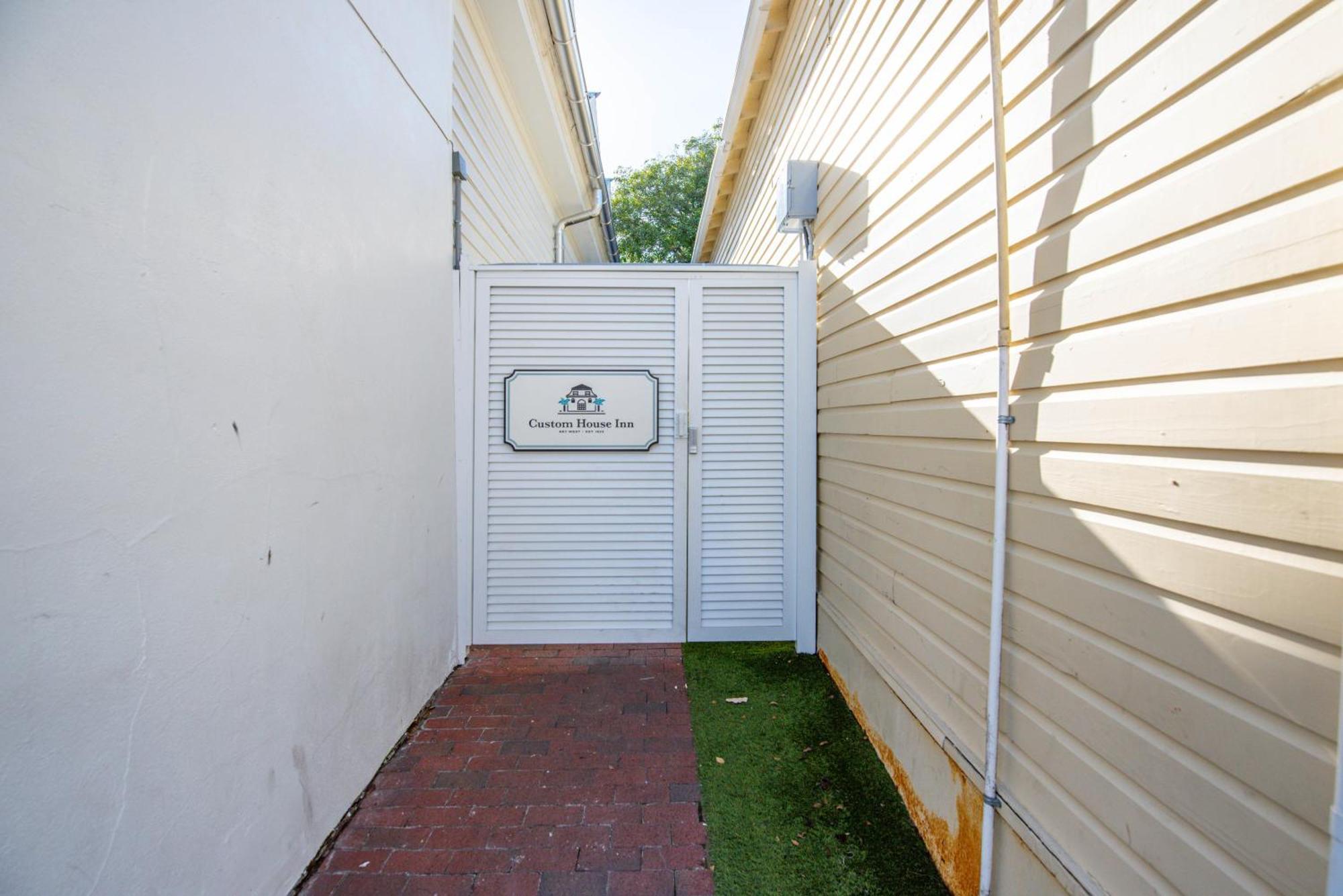 Chicken Run At Custom House * Key West