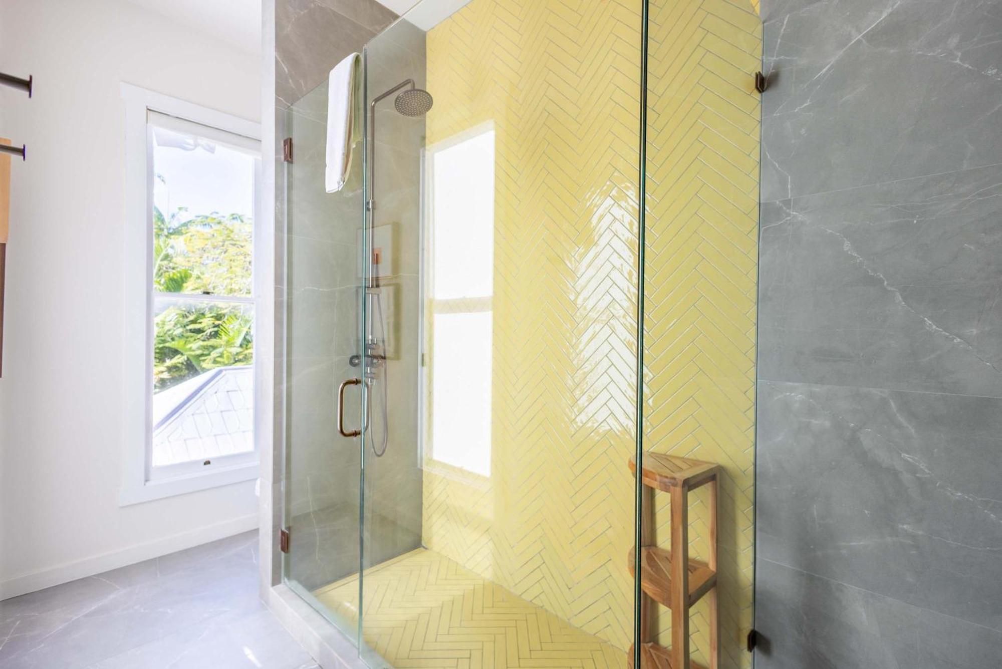 Yellow At Grand Maloney Inn *