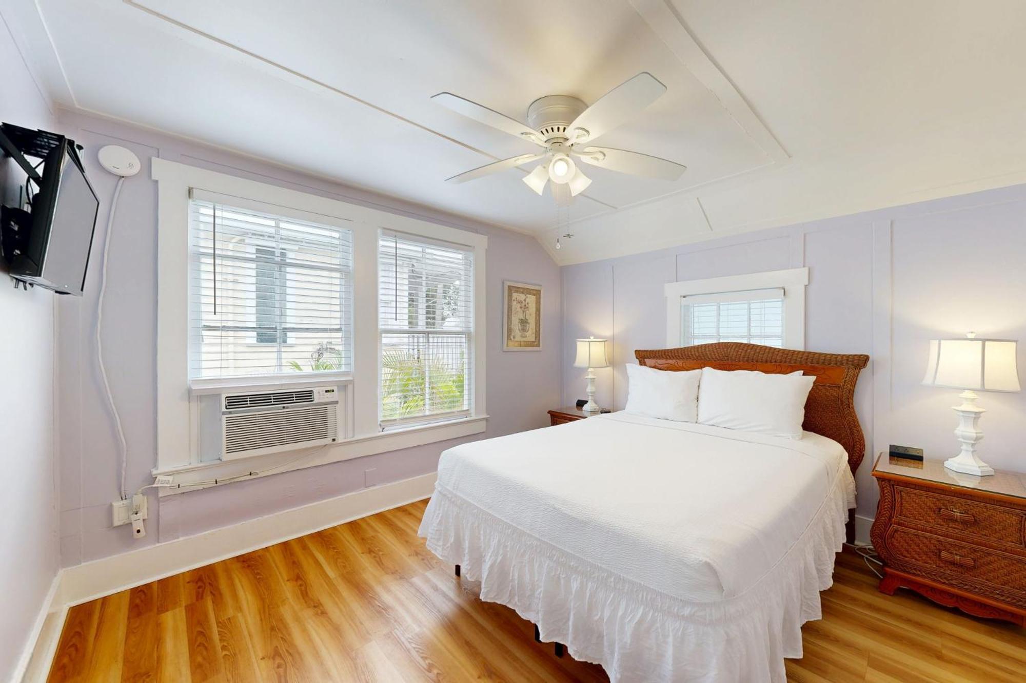 Four Flowers Apartment