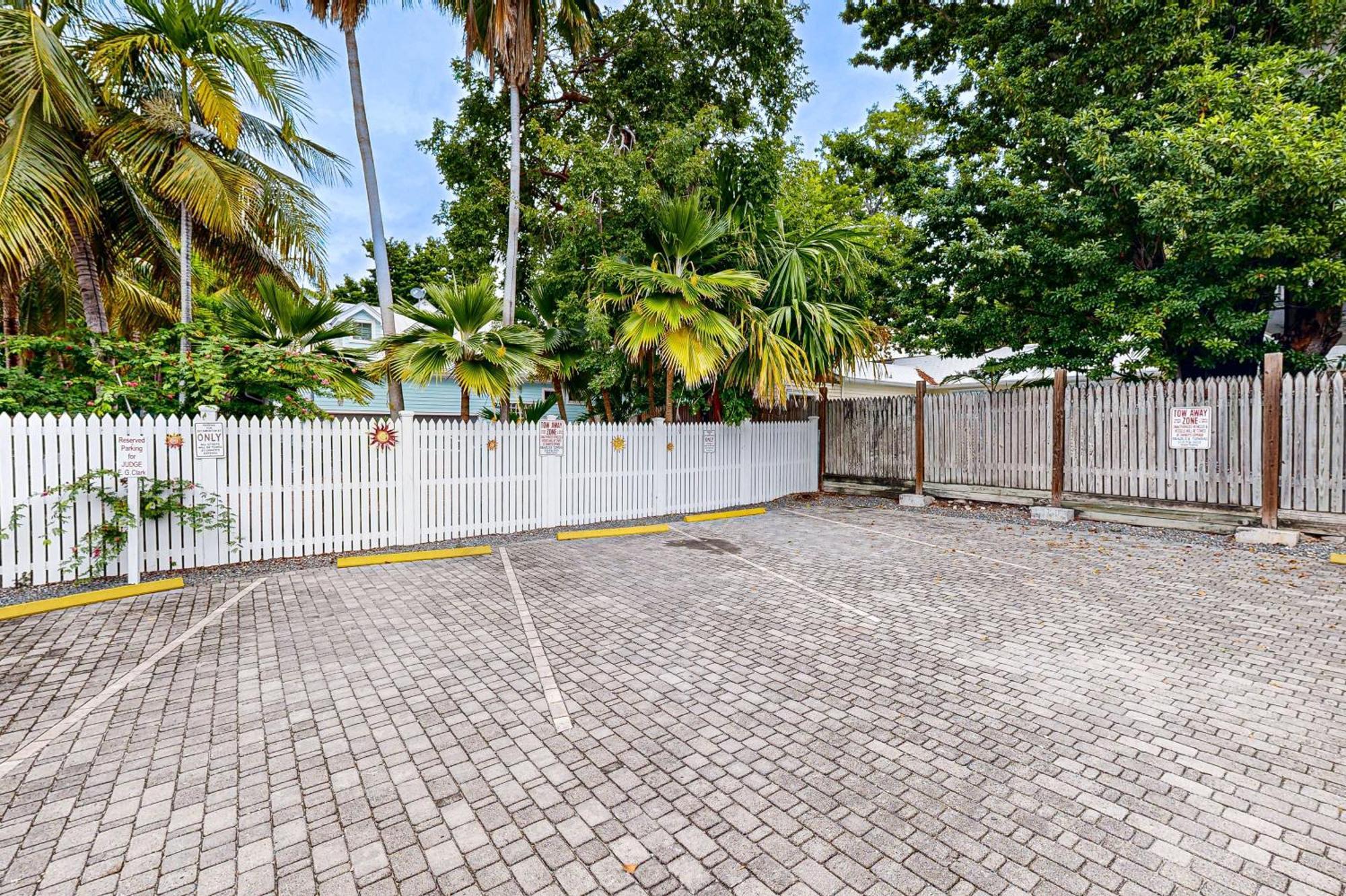 Four Flowers Apartment Key West