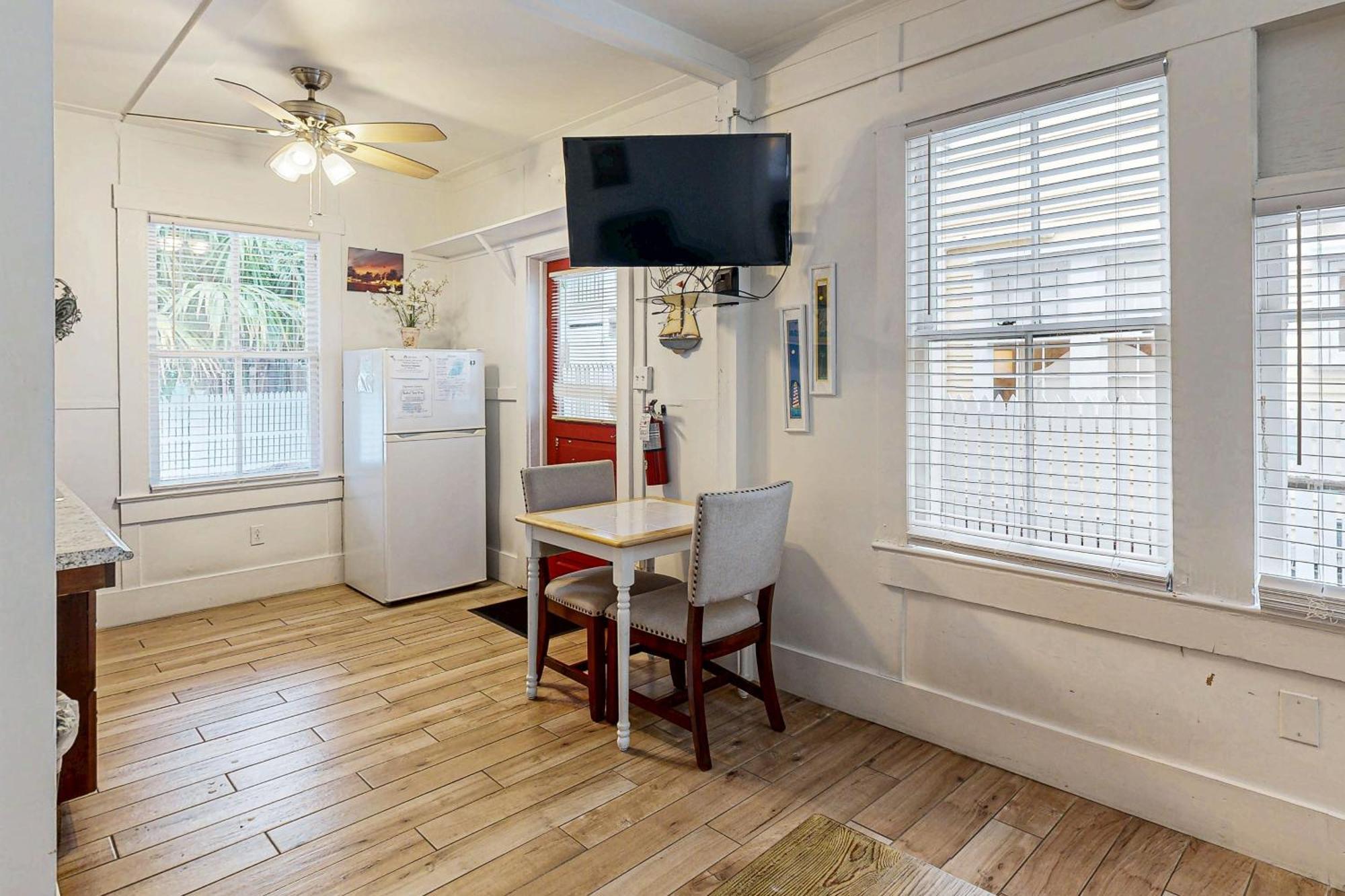 Four Flowers Apartment
