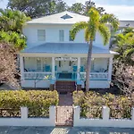 Deluxe King With Balcony - At James House With Parking!