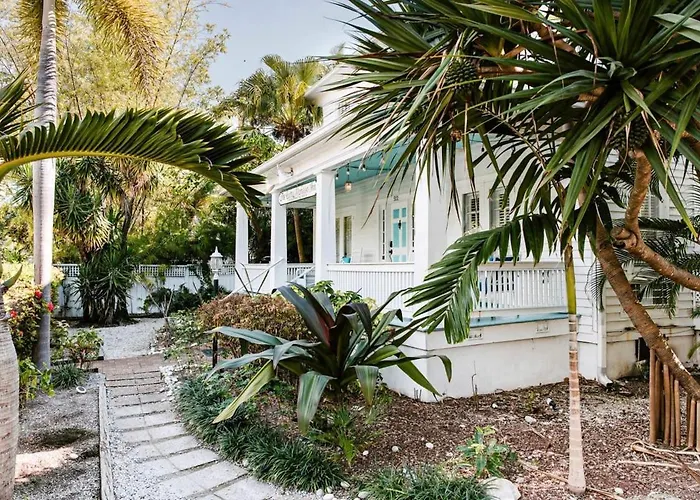 Deluxe King With Balcony - At James House With Parking!