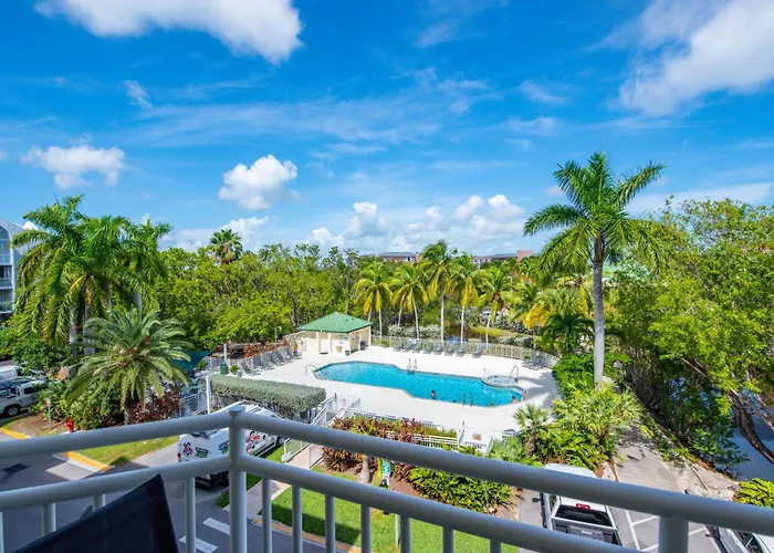 The Barbados -Bright Condo W Pool