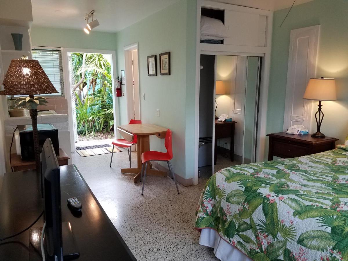 Alexander Palms Court - No Hidden Fees! *
