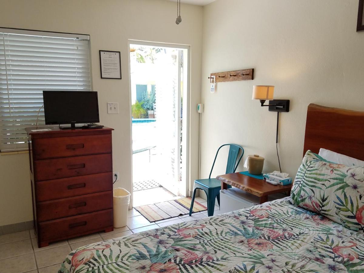 Alexander Palms Court - No Hidden Fees! Guest house