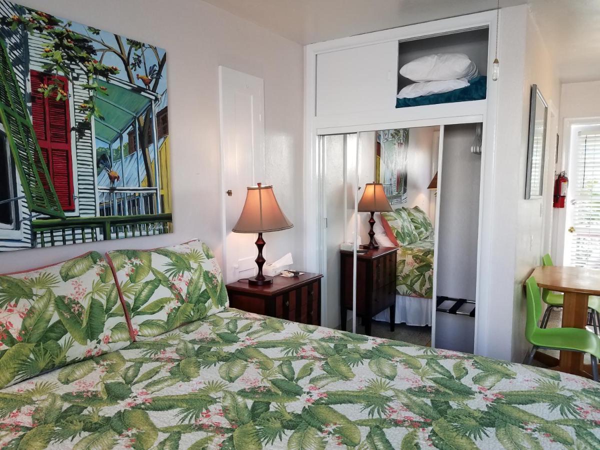 Alexander Palms Court - No Hidden Fees! Guest house Key West