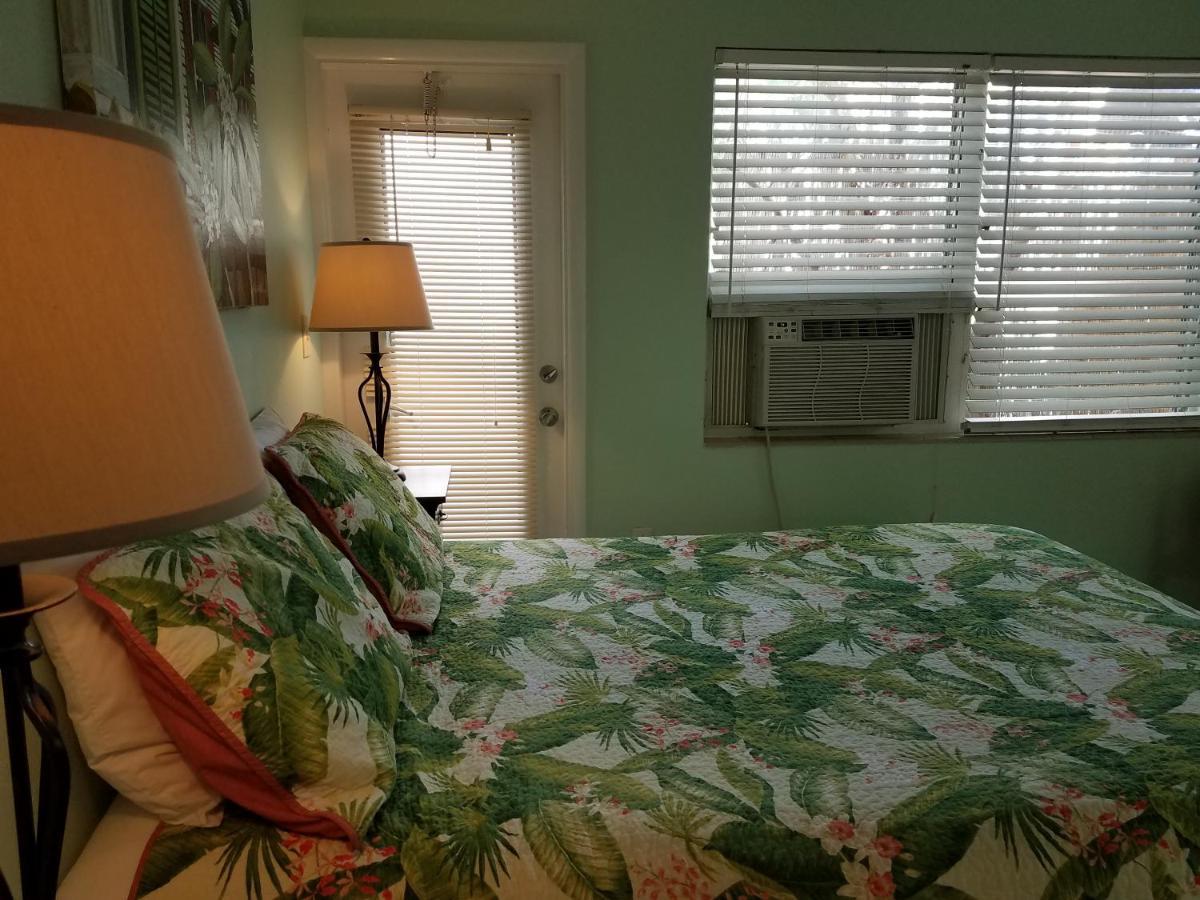 Guest house Alexander Palms Court - No Hidden Fees! *