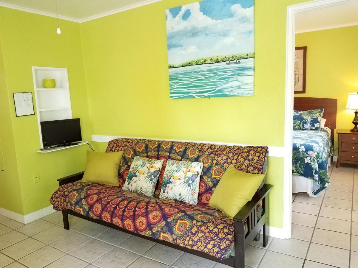 Guest house Alexander Palms Court - No Hidden Fees! *