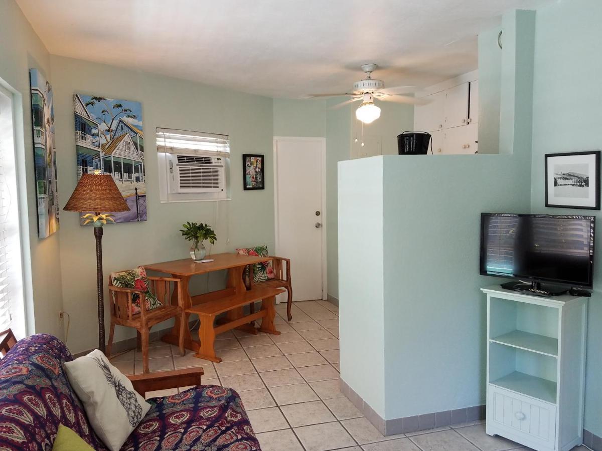 Alexander Palms Court - No Hidden Fees! Guest house *