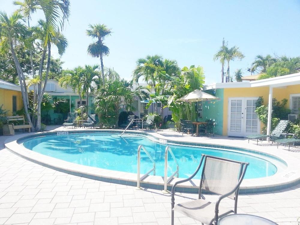Alexander Palms Court - No Hidden Fees! *