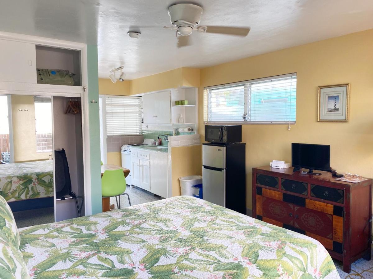 Alexander Palms Court - No Hidden Fees!