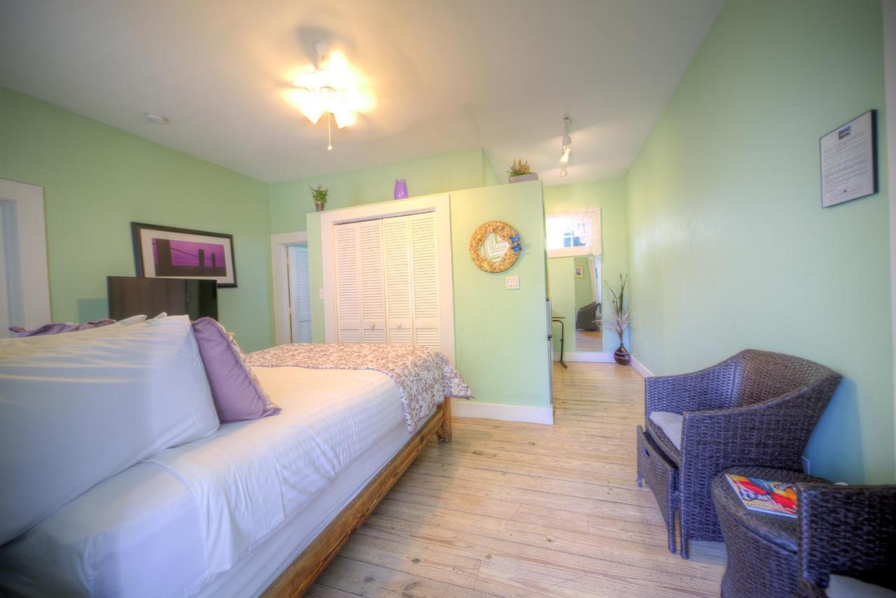 Bed & Breakfast The Speakeasy And Bar