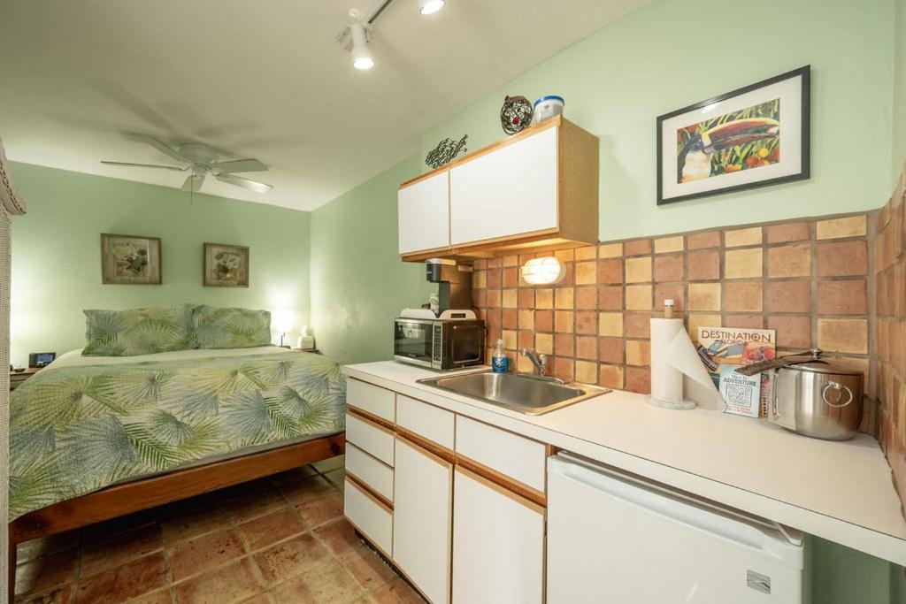The Speakeasy And Bar Bed & Breakfast *