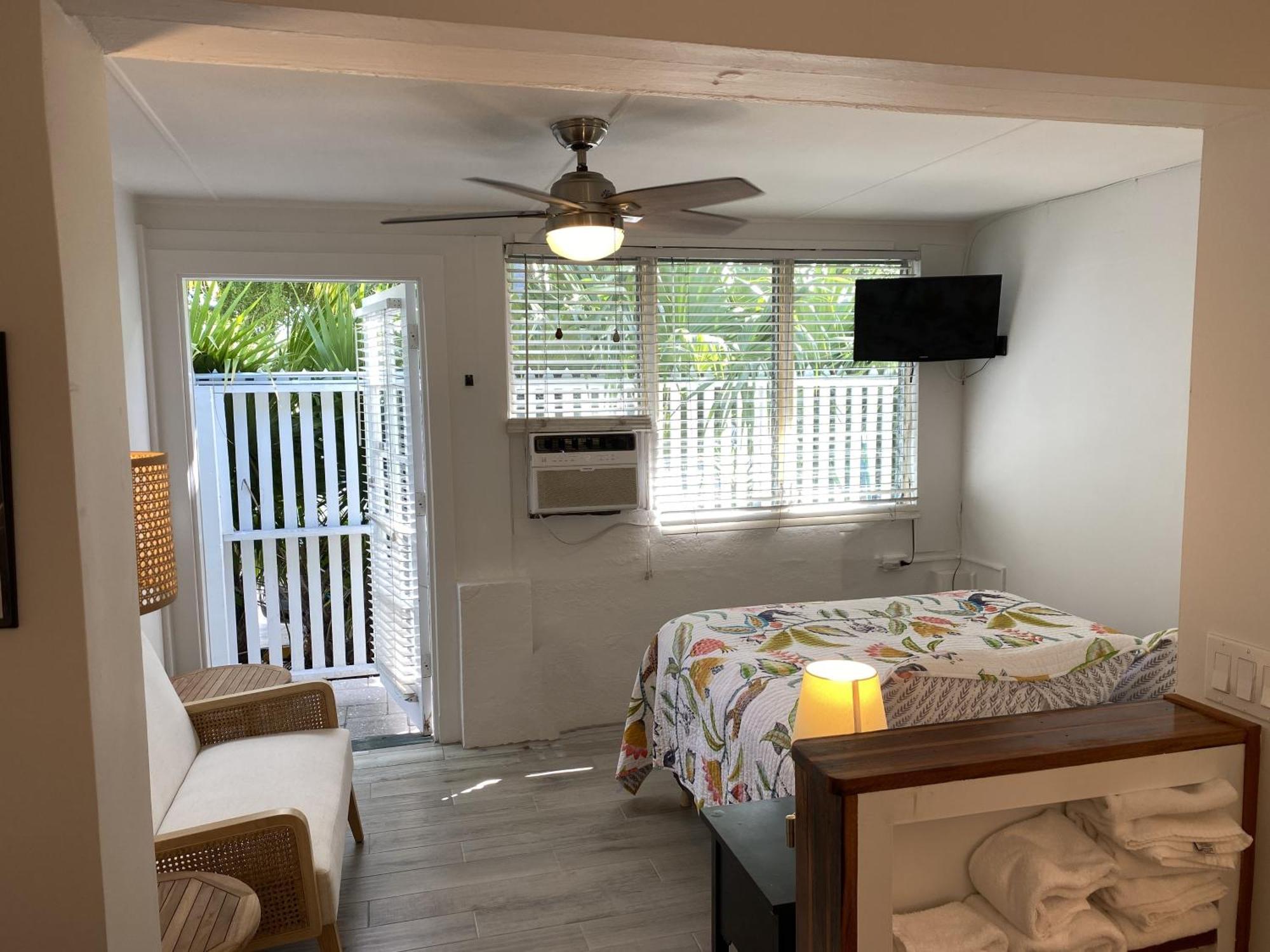 Guest house Alexander Palms Court - No Hidden Fees! *