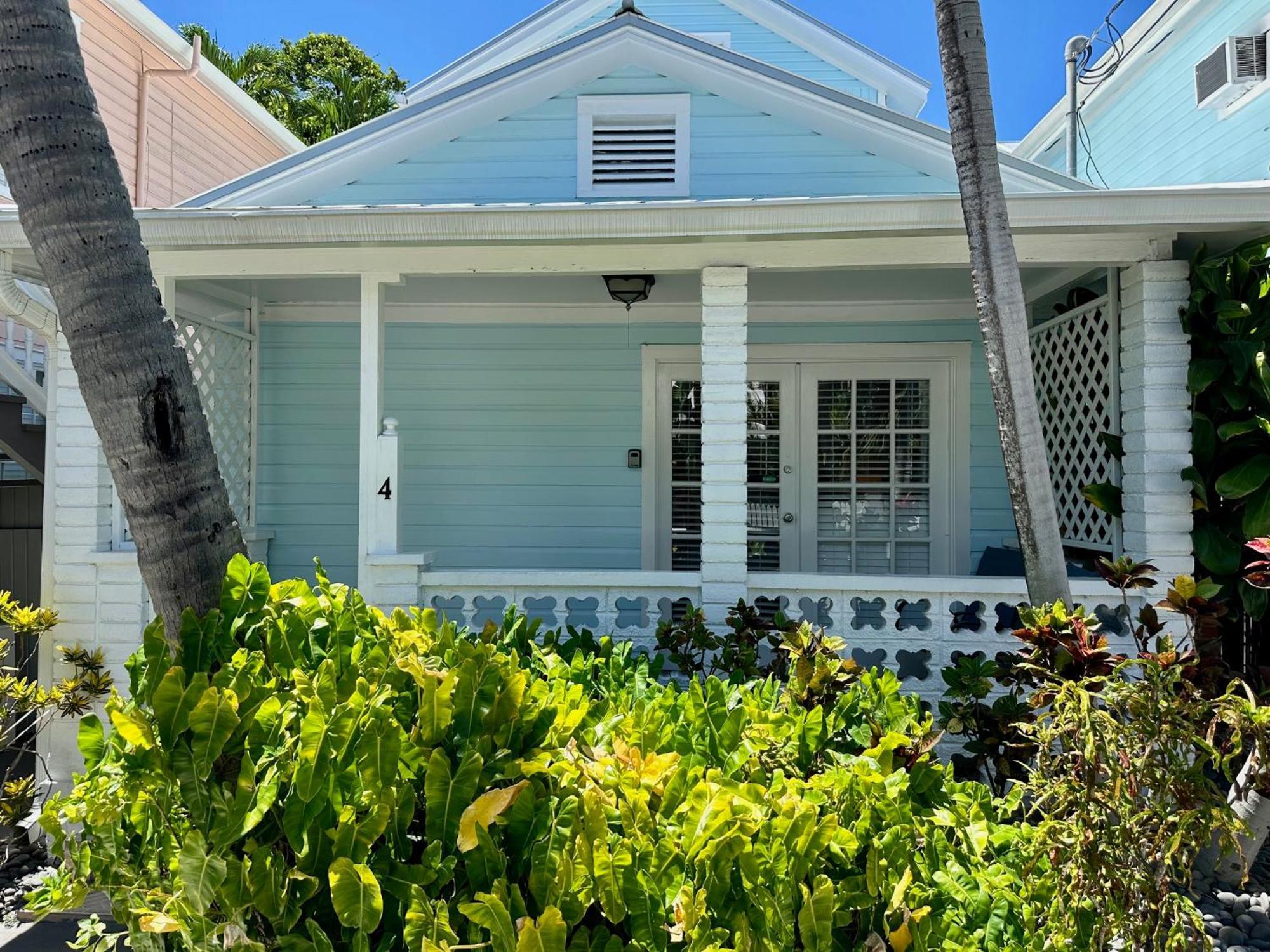 Douglas House 3*