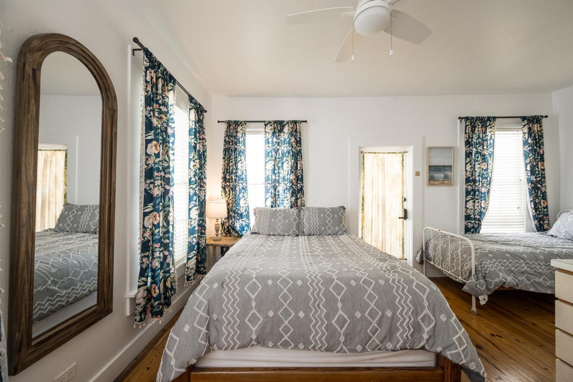Bed & Breakfast The Speakeasy And Bar Key West