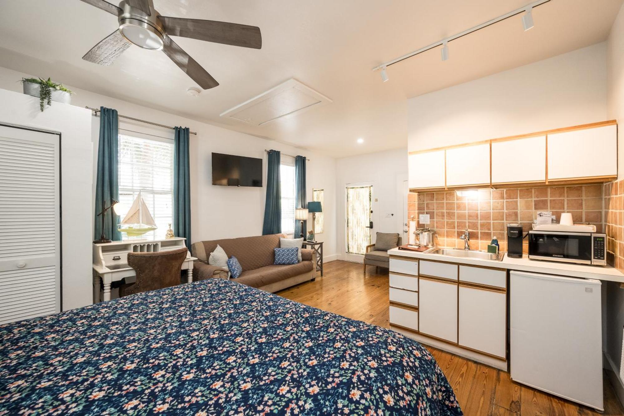 The Speakeasy And Bar Bed & Breakfast *
