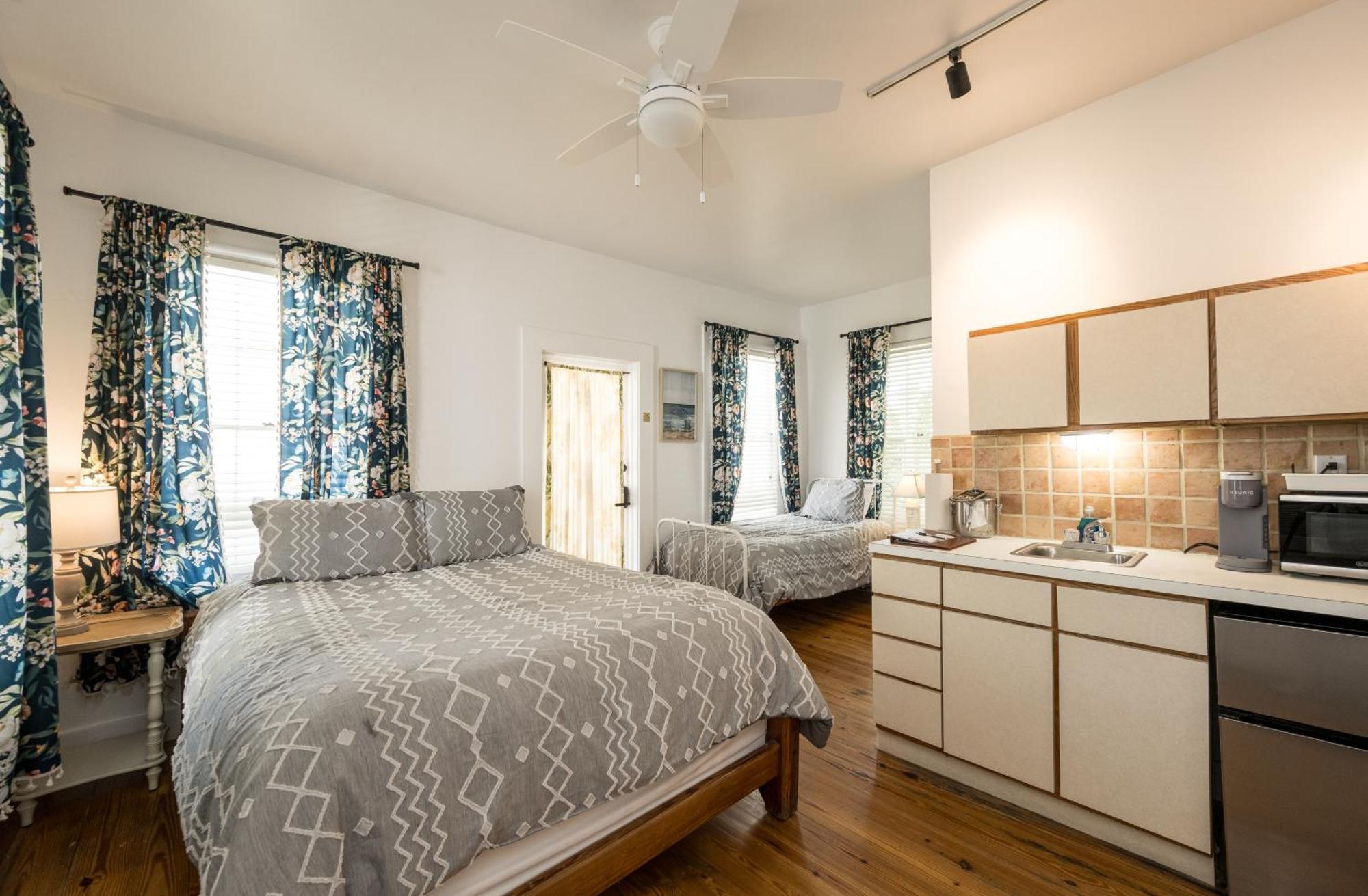 Bed & Breakfast The Speakeasy And Bar *