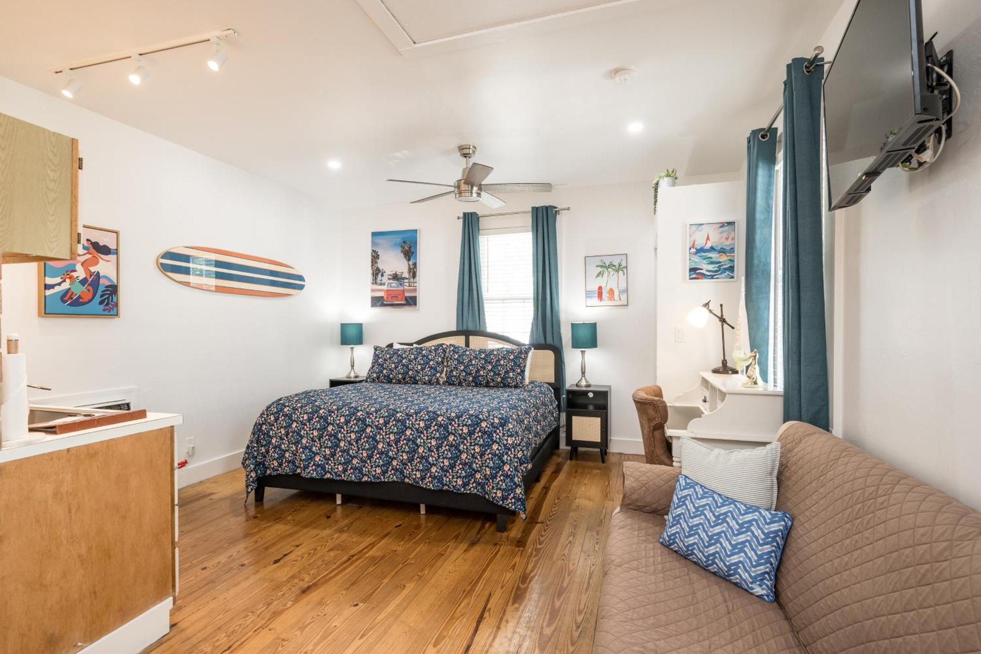 Bed & Breakfast The Speakeasy And Bar Key West