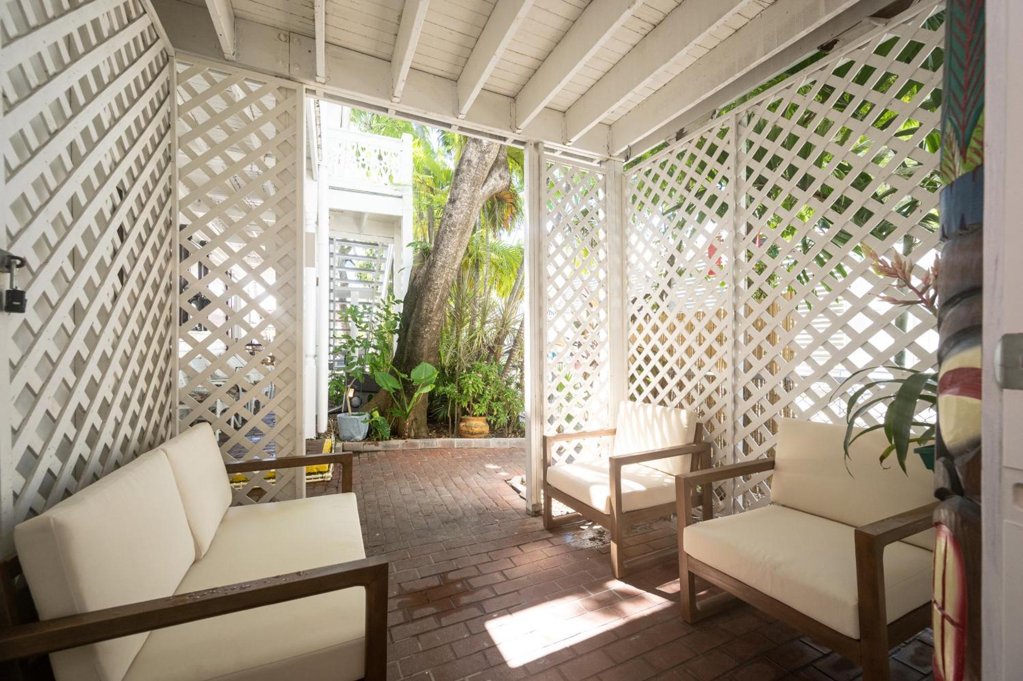 Bed & Breakfast The Speakeasy And Bar Key West