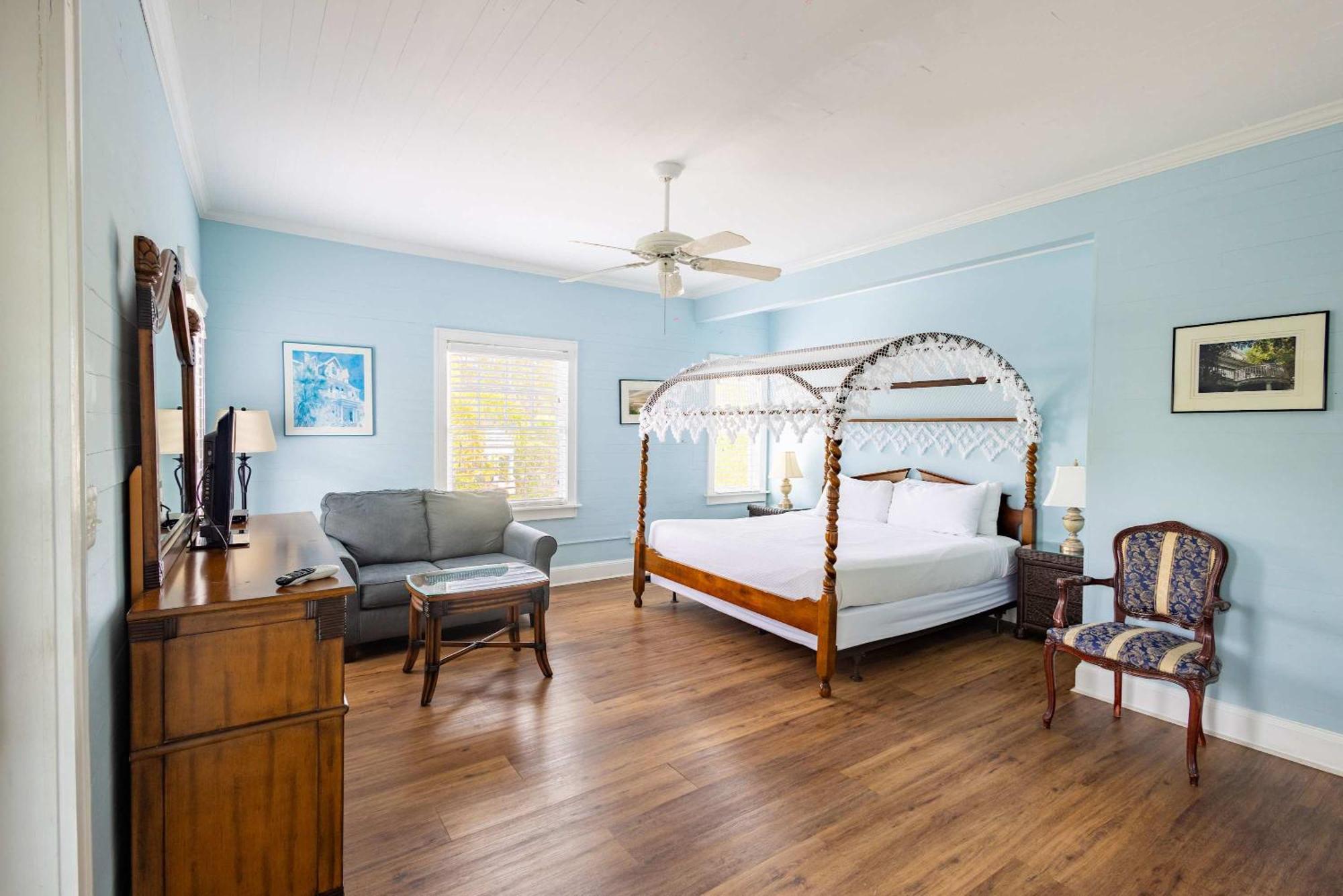 Inn Deluxe King With Balcony - At House With Parking! *
