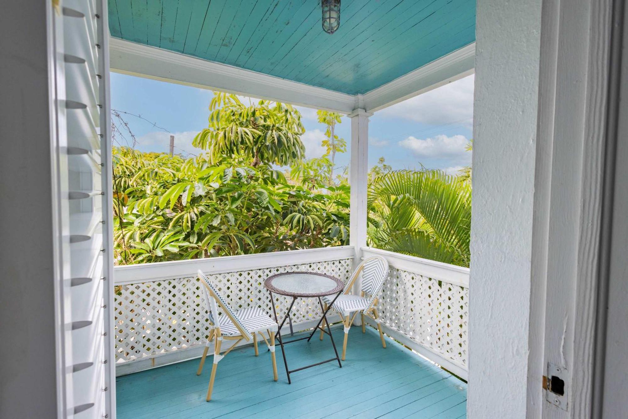 Inn Deluxe King With Balcony - At House With Parking! *