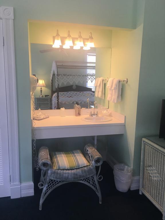 Amsterdam's Curry Mansion Bed & Breakfast 3*